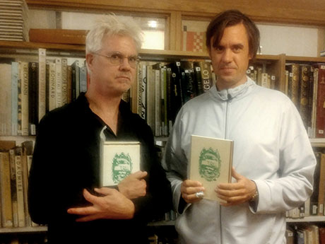 Jonas Ingvarsson och Olle Essvik med varsin bok i handen.