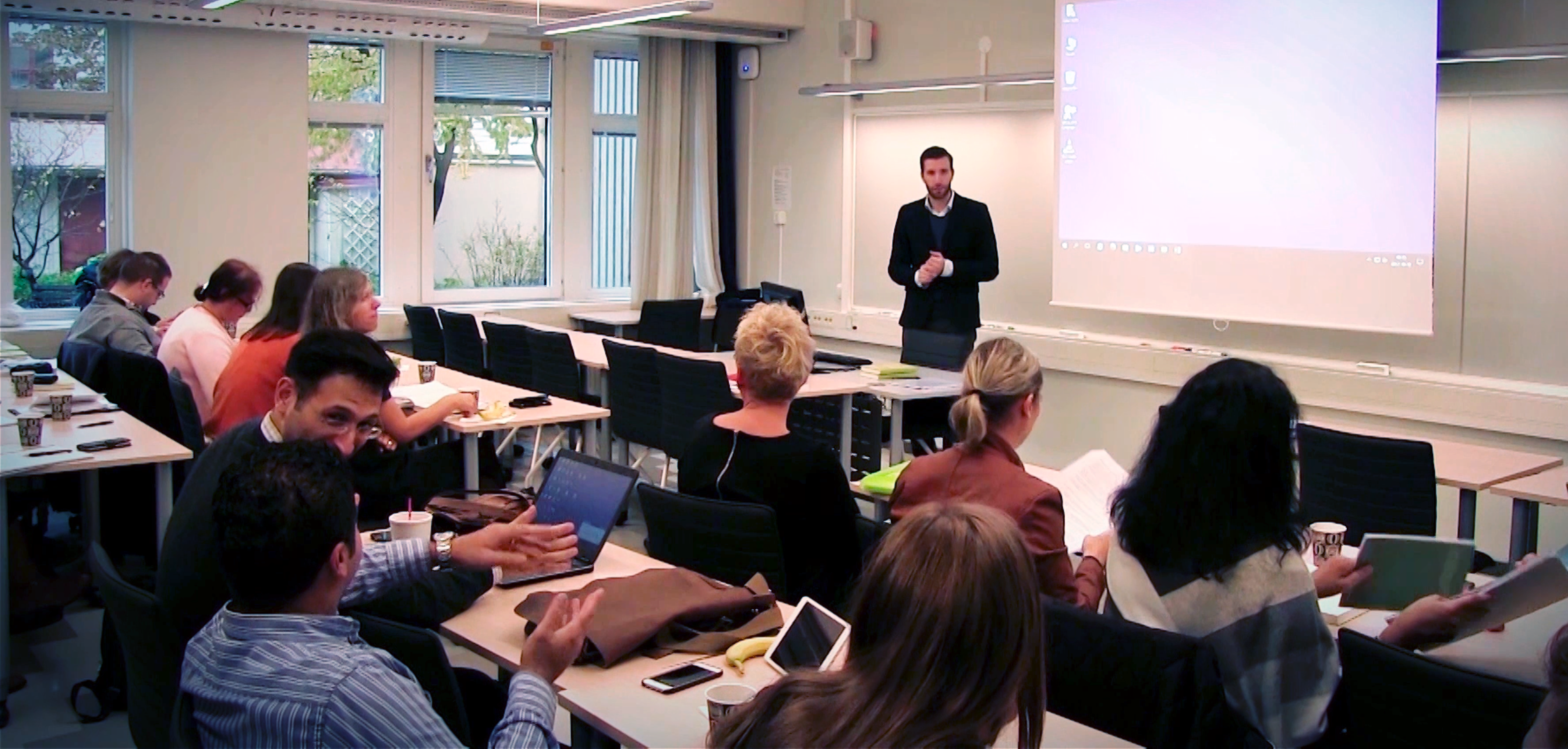 Oskar Svärd håller uppdragsutbildning vid Förvaltningshögskolan