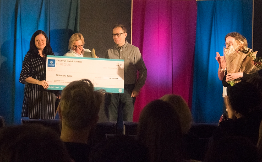 Louise Skoog, Kerstin Bartholdsson och David Karlsson tar emot fakultetens pedagogiska pris