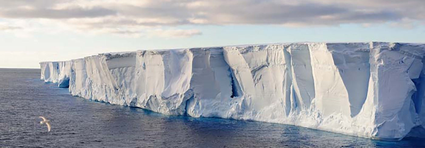 Stort isberg som stupar ner i havet