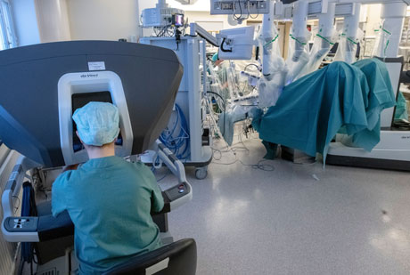 Foto på operation på livmoderdonator med hjälp av robotassisterad titthålskirurgi