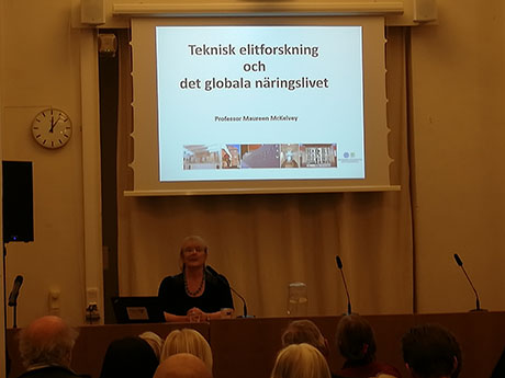 Maureen McKelvey ger sin presentation