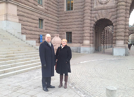 Olof Zaring och Maureen McKelvey utanför regeringsbyggnaden Stockholm