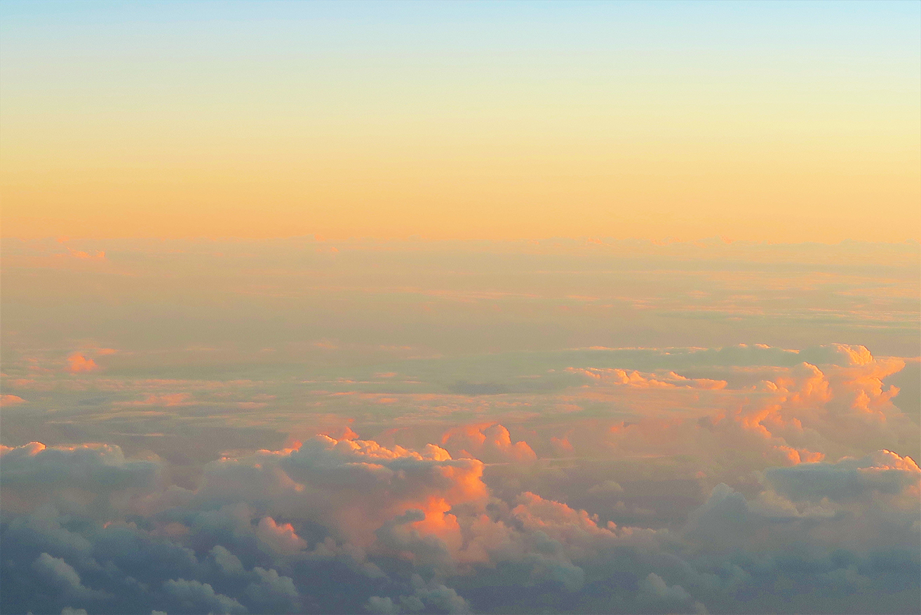 Solnedgång över molnlandskap