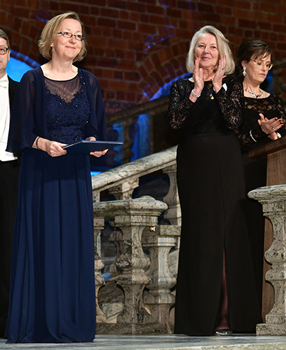 Inger Olausson tar etmot sitt ledamotsbrev i Stockholms Stadshus