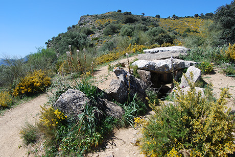 Megalitgraven Dolmen El Gigante i den spanska staden El Gastor