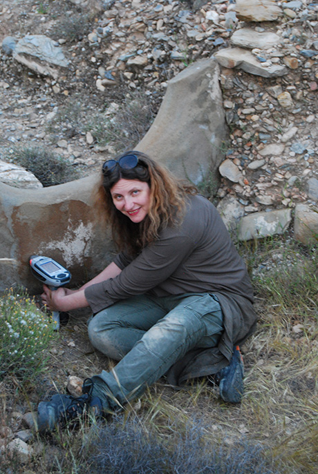 Bettina Schulz Paulsson vid en megalitgrav i Los Millares