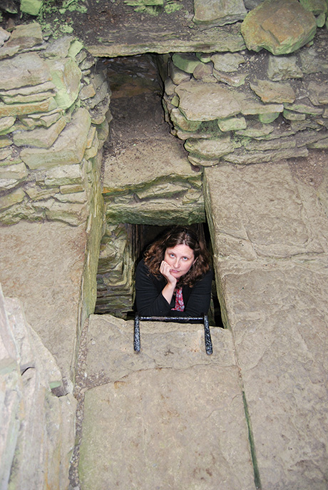 Bettina Schulz Paulsson i en megalitgrav på Rousay Orkneyöarna Skottland