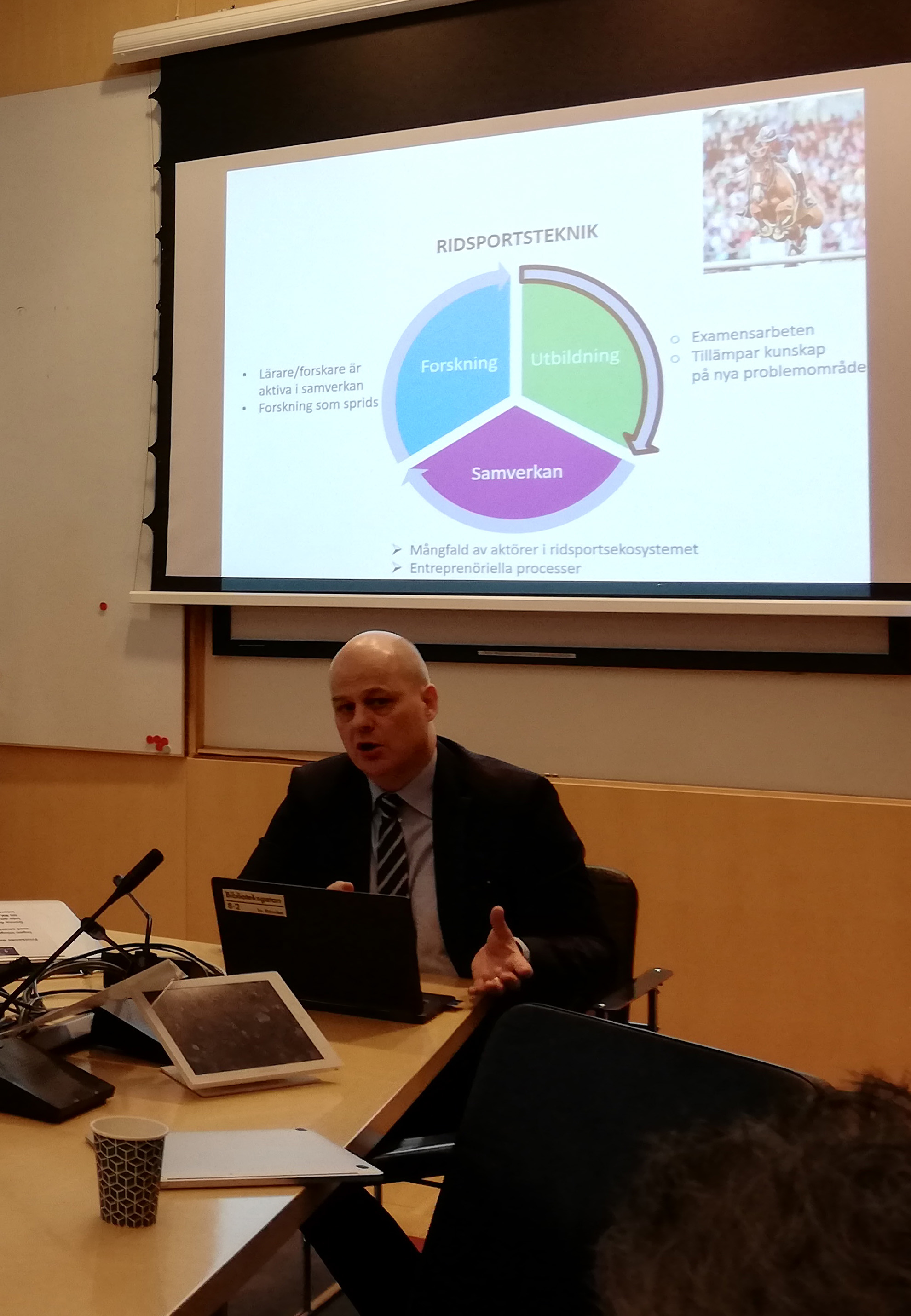 Olof Zaring presenterar