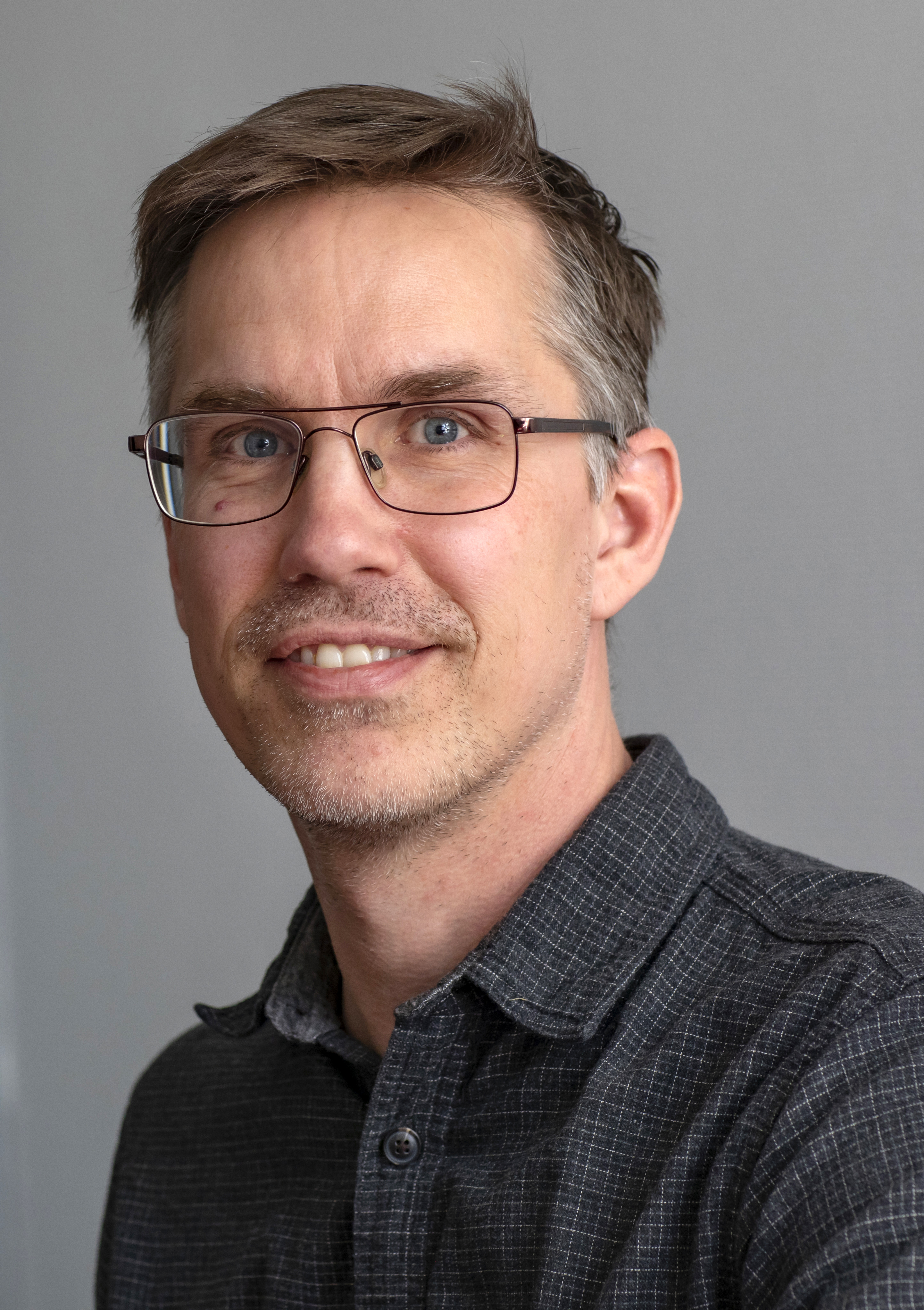 Porträttbild av Mattias Lindholm.