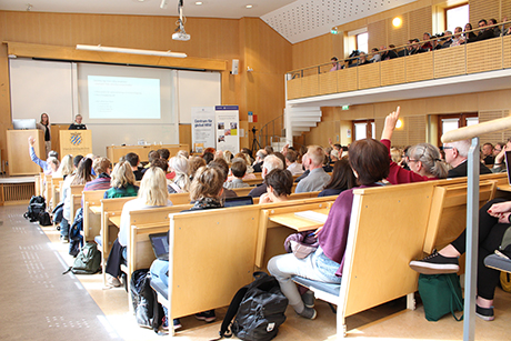Minna Salminen och Anna Fogelberg Eriksson föreläser om lönekartläggningar och jämställdhet inför en fullsatt aula.