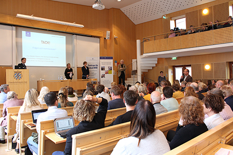 Petra Adolfsson, Bengt Larsson och Ylva Ulfsdotter Eriksson står på scenen och får en fråga från en åhörare i publiken.