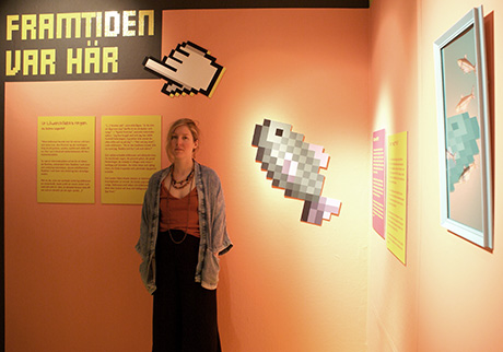 Frida Andersson framför utställningen hon arbetat med. 