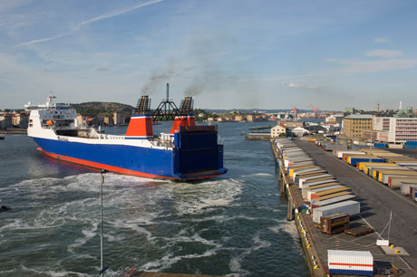Foto på en färja i Göteborgs hamninlopp