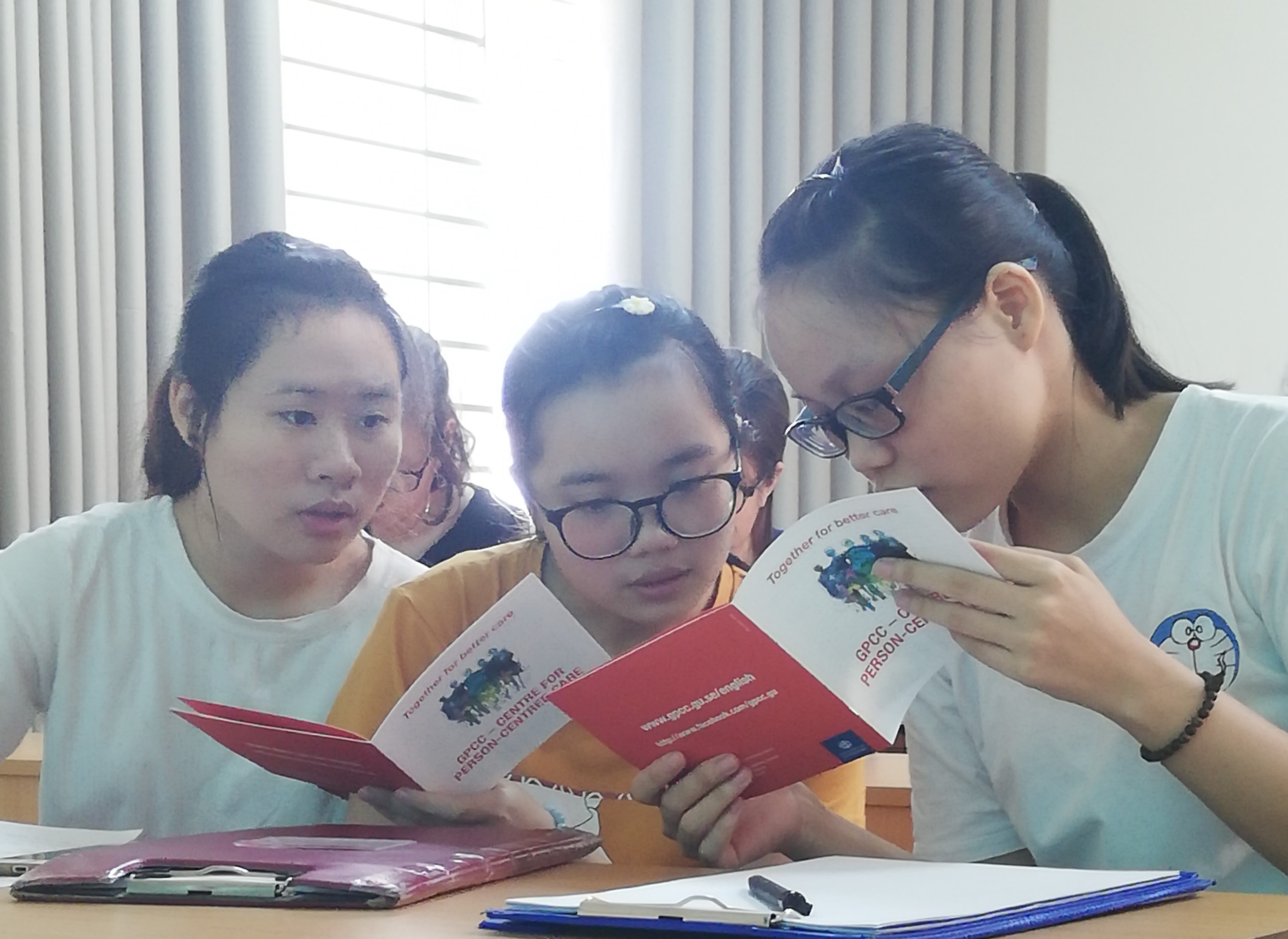 Ly Thi Thao, Nguyen Thi Van Anh and Nguyen Thi Hong Dao. De är sjuksköterskestudenter år 4 vid Hanoi Medical School. Foto: Ida Björkman.