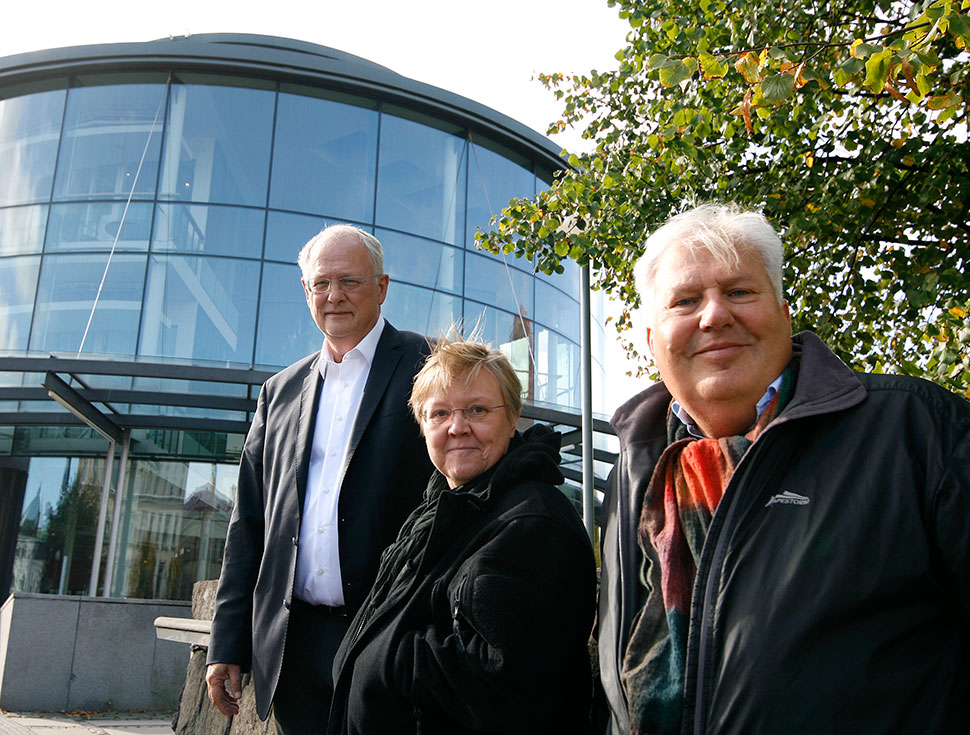 Bild på Stefan Hopmann, Päivi Palojoki och Sten Ludvigsen utanför Pedagogen.