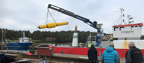 The mooring buoy is lifted with a crane