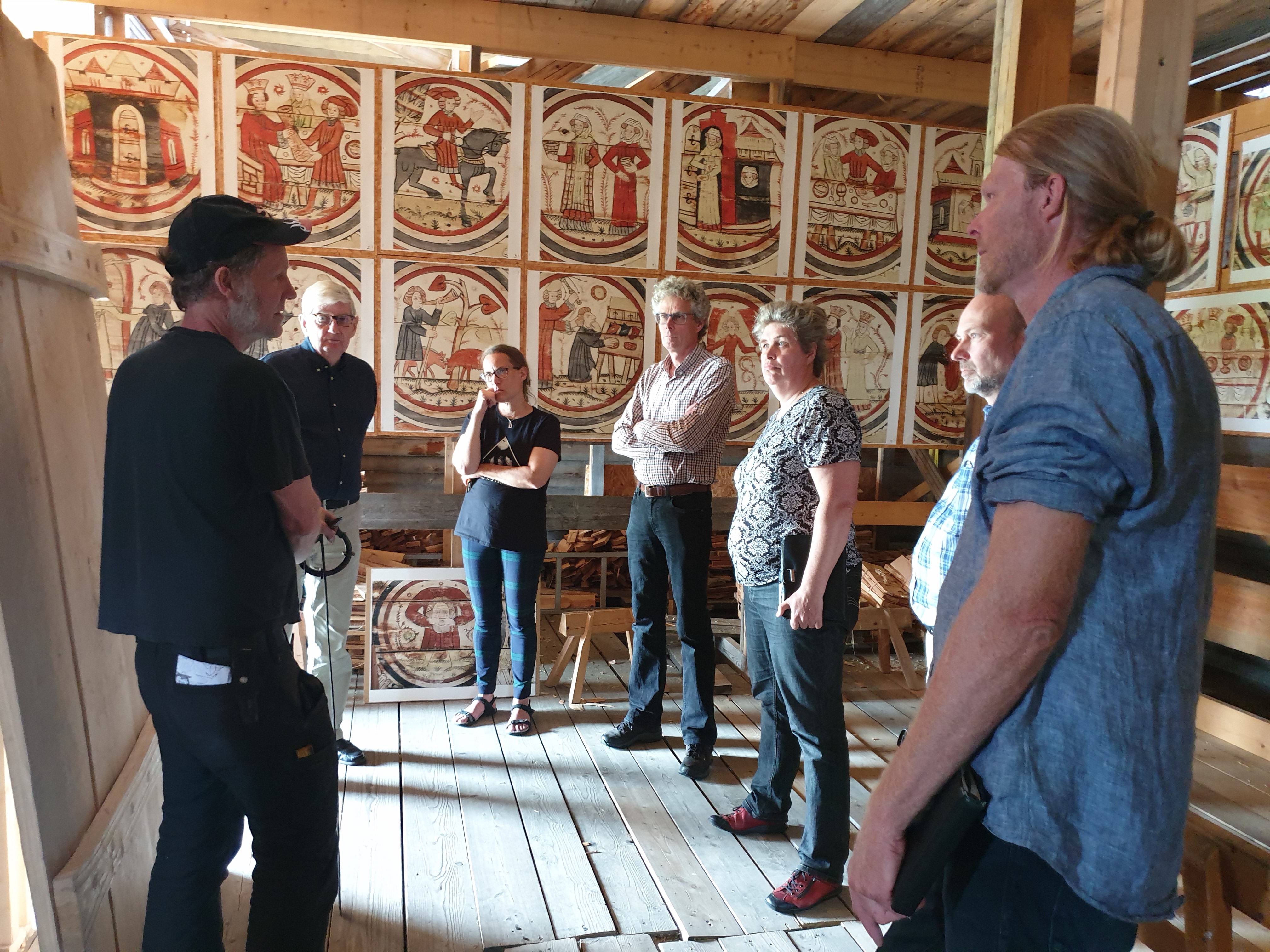 En grupp människor står inne i den rekonstruerade kyrkan.