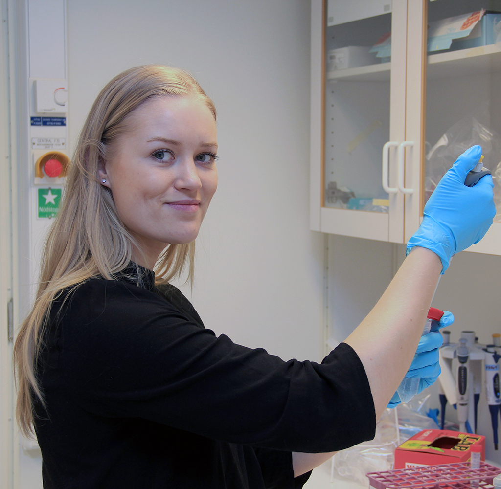 Saga Helgadóttir i ett laboratorium