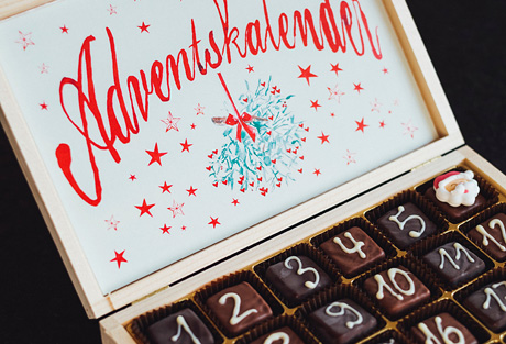 Julkalender med chokladbitar.