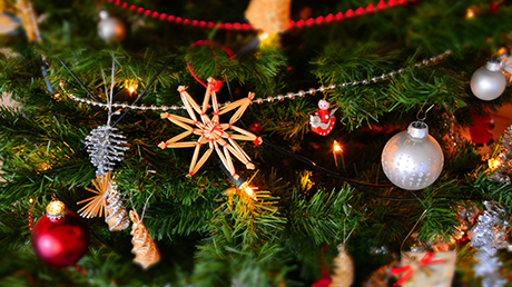 Julgran med ljus, julgranskulor och dekorationer