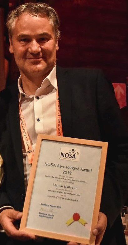 En glad Mattias Hallquist med utmärkelsen i händerna.