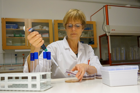 Foto på Stina-Mina Ehn Börjesson i labbet