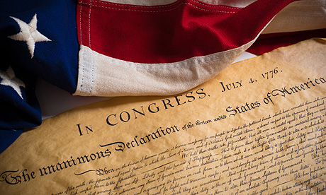 Bild av den amerikanska konstitutionen och den amerikanska flaggan