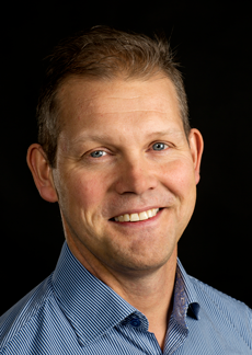 Porträttbild på Joakim Larsson