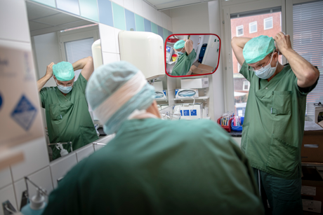 Foto från operation med forskarteamet bakom livmodertransplantationerna