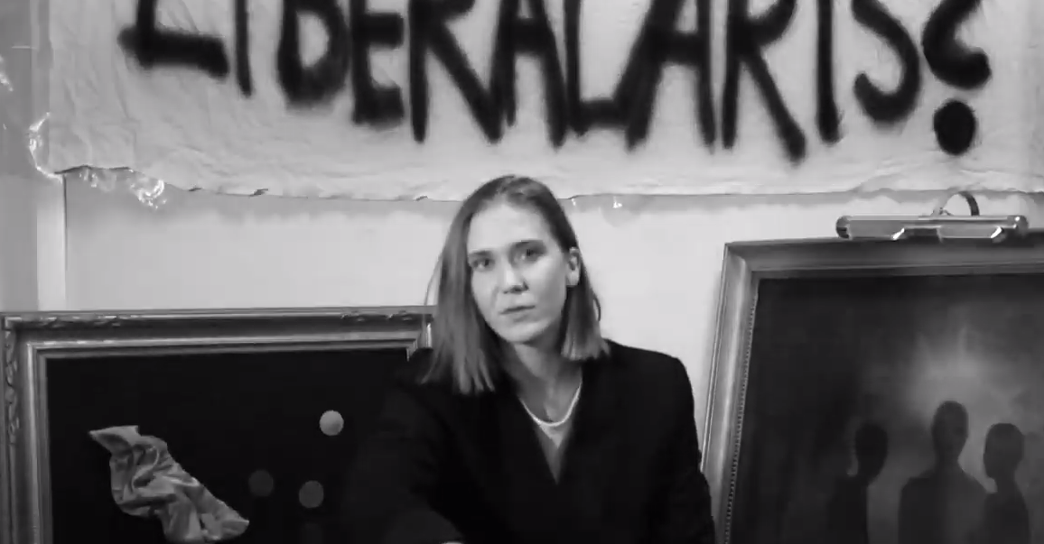 Frida Jensen, bild ur hennes reklamfilm om utställningen om Liberal arts