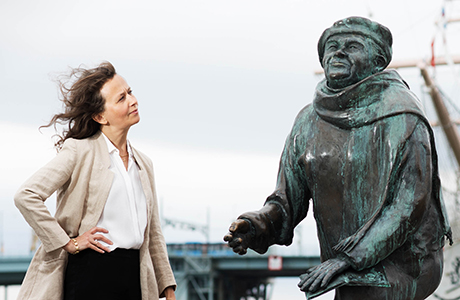Nanna Gillberg och en skulptur av Evert Taube