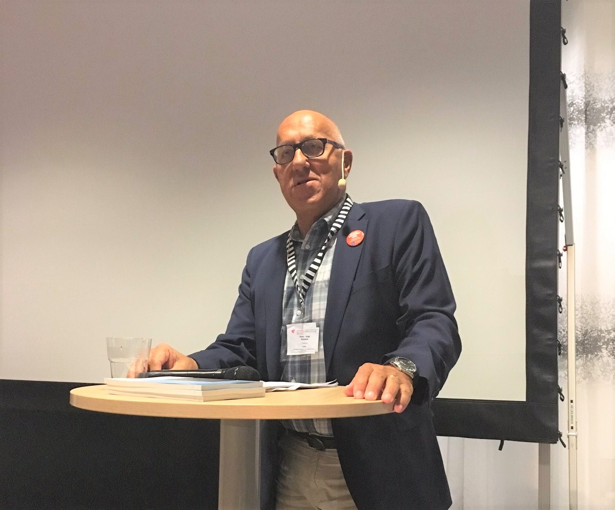 Hans-Inge Persson i talarstolen