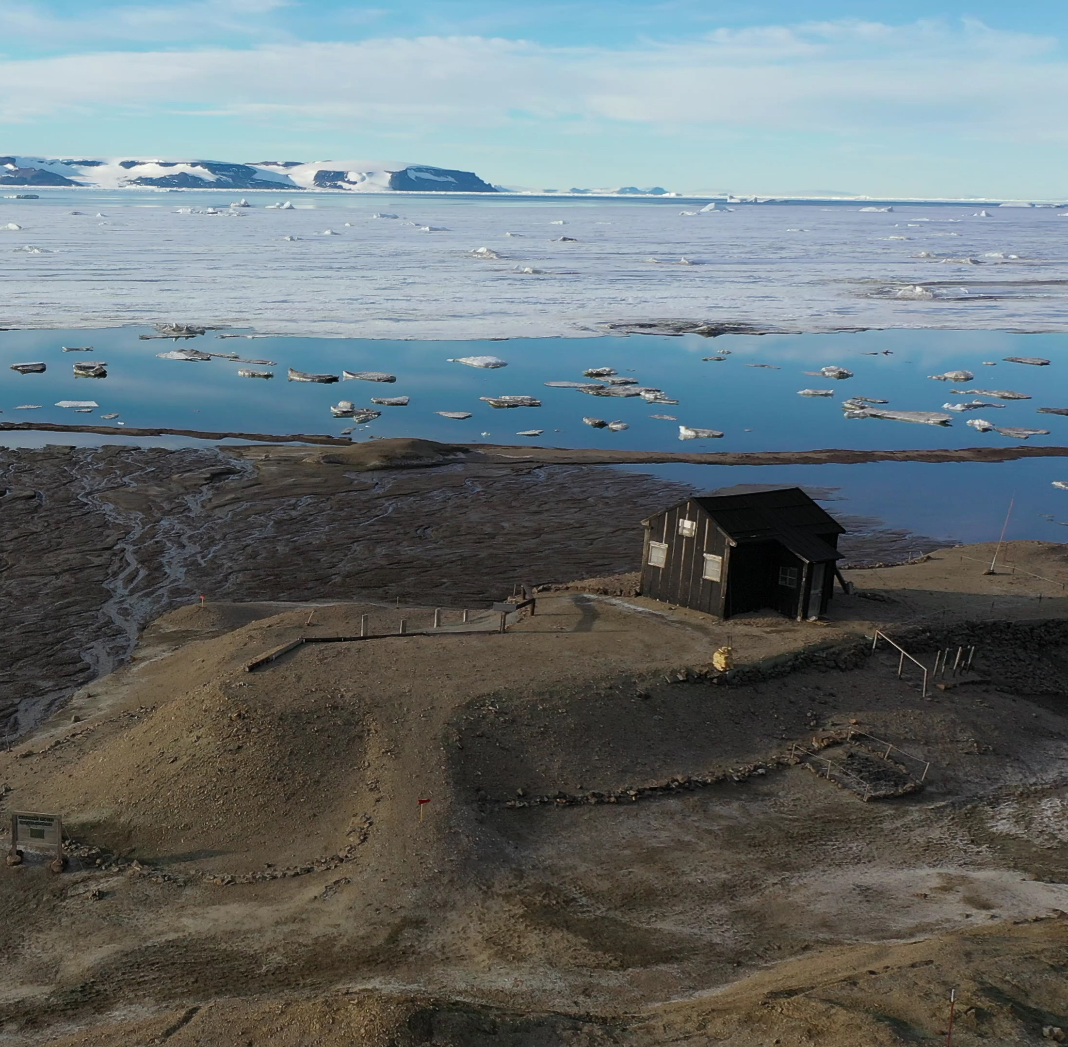 huset ligger pring; en kulle i ett vackert polarlandskap