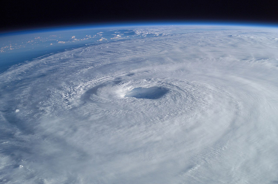 Tropisk cyklon sedd som en virvel från rymden