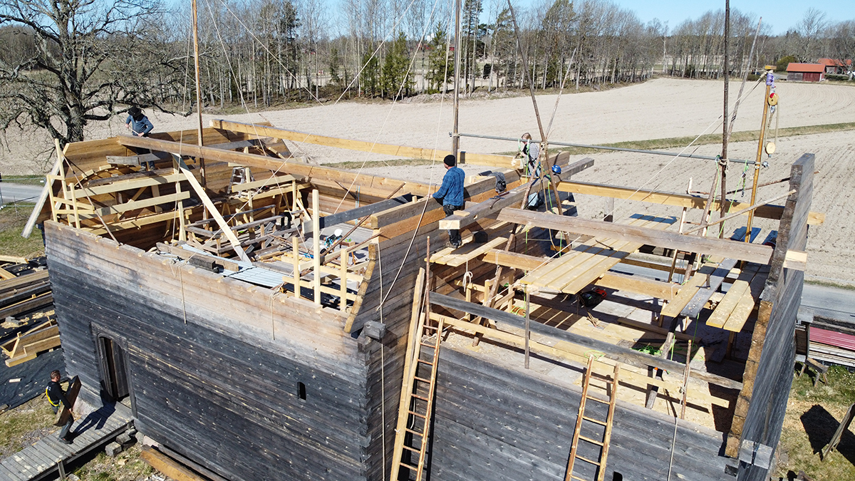 Översikt av byggplats med plankor och pågående arbete