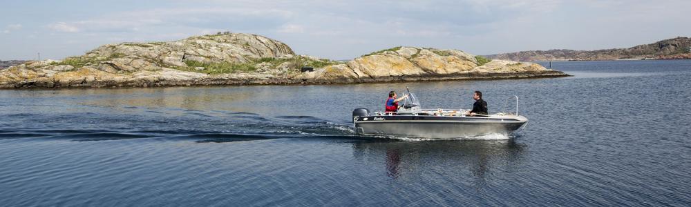 liten båt på havet 