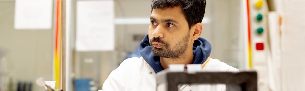 Doktorand Ashish Kawale arbetar i laboratoriet.