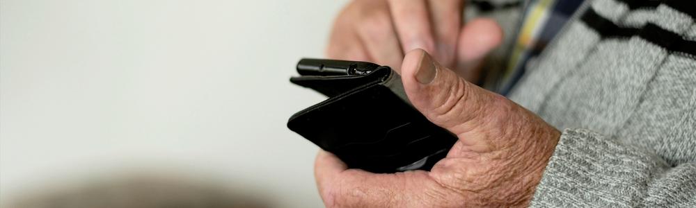 Senior med smartphone