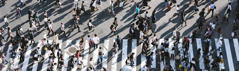 Människor korsar ett övergångsställe i Japan.