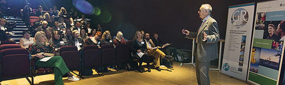 Rutger Lindahl speaks at a CERGU-related event