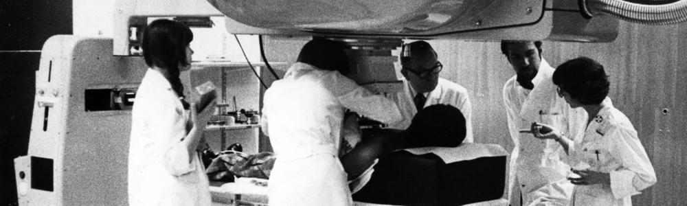 Medicinsk personal med en betatronkanon. 70-tal