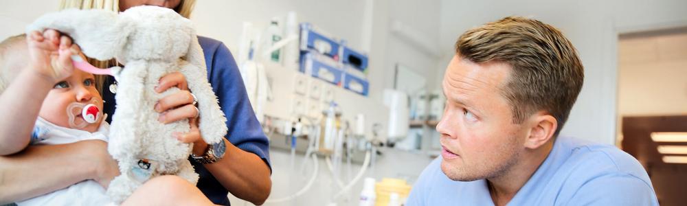 barnsjuksköterska undersöker ett barn 