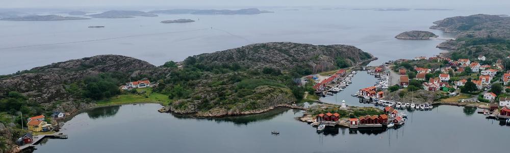 Flygfoto på hav och öar med hus i Bohuslän