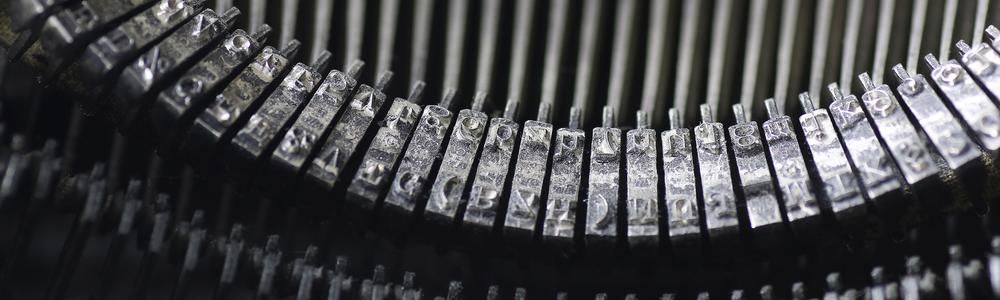 spegelvända bokstäver inuti gammal skrivmaskin