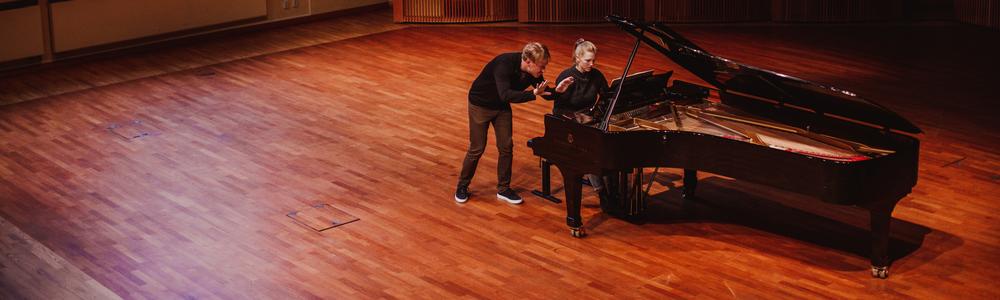 Pianostudent och Simon Crawford-Phillips i Sjöströmsalen.