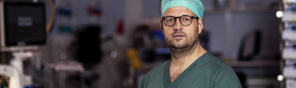 Roger Olofsson Bagge i en operationssal på sjukhus