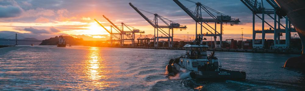 Fartyg i solnedgång