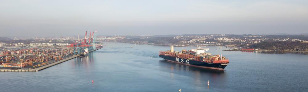 Containerfartyg och vy över Göteborgs hamn