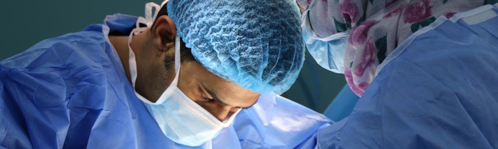 kirurger som opererar